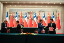 Gobiernos de Chile y China firman acuerdo de apertura de mercado para los damascos y duraznos frescos 