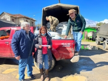 Director Nacional participa de entrega de alimento para animales a agricultores y agricultoras afectados por lluvias en Ñuble