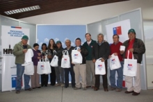 Agricultores/as beneficiadas por el Programa de Recuperación de Suelos, junto al director regional del SAG Coquimbo, Diego Lastarria.