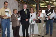 Hasta la comuna de Litueche llegaron el Director Nacional del SAG, Aníbal Ariztía, el Gobernador de Cardenal Caro, Julio Ibarra, y el Seremi de Agricultura, Guido Carreño, para entregar a 14 agricultores del secano interior y costero, los recursos correspondientes al Sistema de Incentivos para la Sustentabilidad Agroambiental de los Suelos Agropecuarios, SIRSD-S, del Servicio Agrícola y Ganadero.